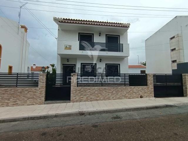 Moradia T4 em Caia, São Pedro e Alcáçova