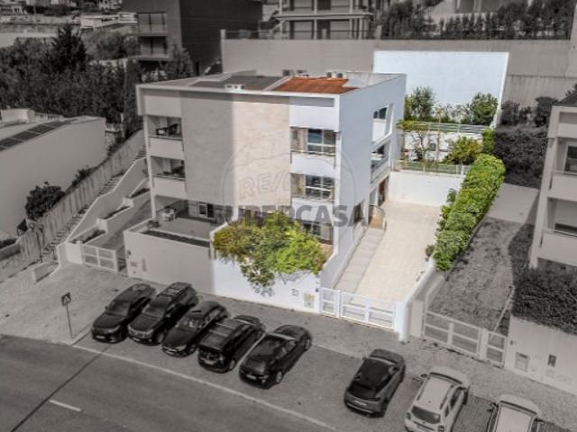 Moradia T4 em Carcavelos e Parede