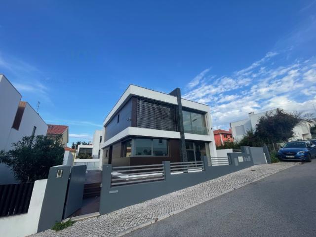 Fantástica Moradia V5 em Caxias