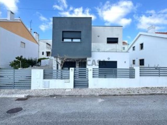 Moradia T4 em Charneca de Caparica e Sobreda