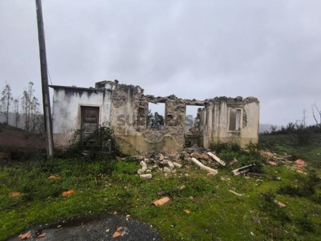 Moradia T4 em Colmeias e Memória