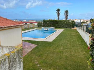 Moradia T4 em condomínio fechado com piscina, vista mar e walking distance da praia, situada em S. Bernardino