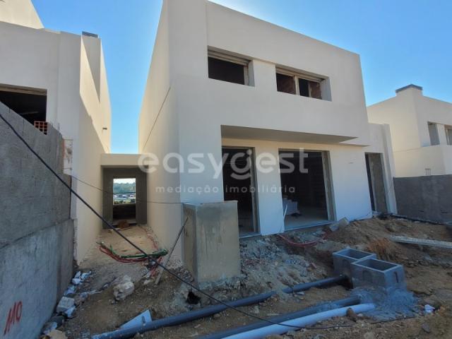 Moradia T4 em Condomínio Fechado, em construção, com garagem e jardim