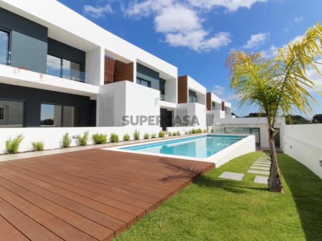 Moradia T4 em condomínio fechado em Loures, com piscina!