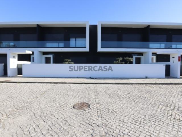 MORADIA T4 EM CONDOMINIO FECHADO ENTRONCAMENTO
