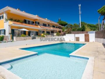 Moradia T4 em condomínio privado com piscina e jardim em Cascais