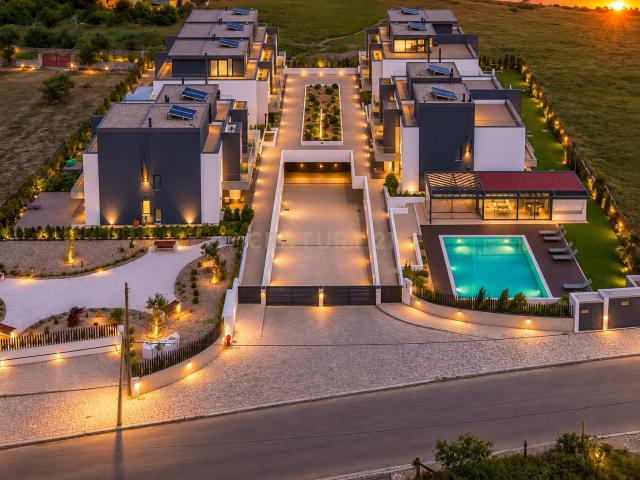 Moradia T4 em Condomínio Privado | Piscina | 6WC | Jardim | Terraço | Box | Quinta do Brilhante | Albarraque A 5 Minutos Do colégio Tasis internacional