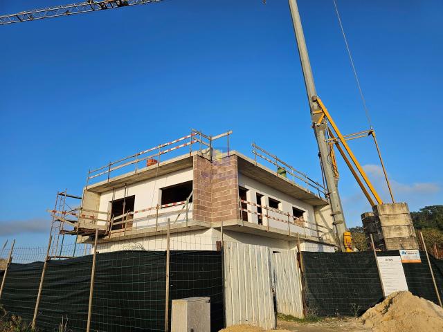 Moradia T4 em construção com materiais de qualidade, áreas acima da média, garagem e piscina. Fica localizada entre Caldas da Rainha e Tornada
