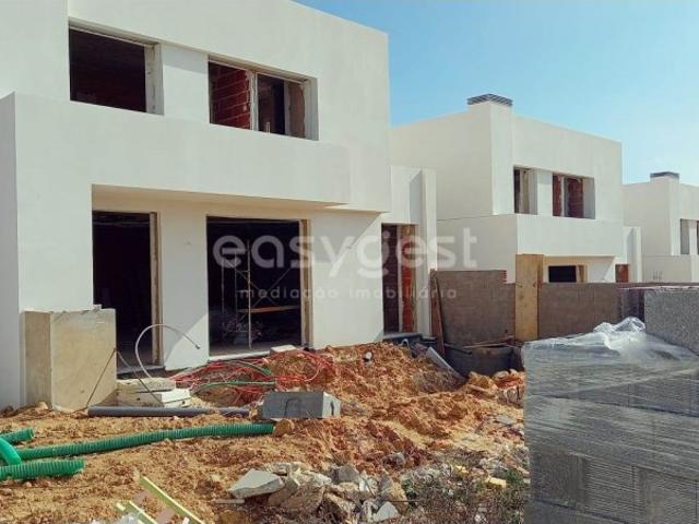 Moradia T4 em construção, Condomínio Fechado com Piscina Privativa e Garagem