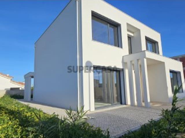 Moradia T4, nova, de arquitetura contemporânea perto da praia Lourinhã