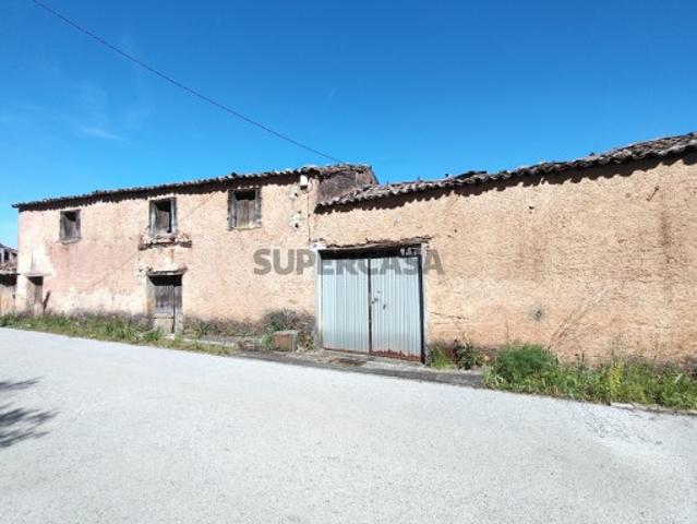 MORADIA T4 EM ESTADO DE RUÍNA COM TERRENO DE CULTIVO