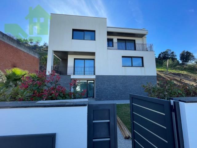 MORADIA T4 EM ESTE S. PEDRO E S. MAMEDE COM PISCINA
