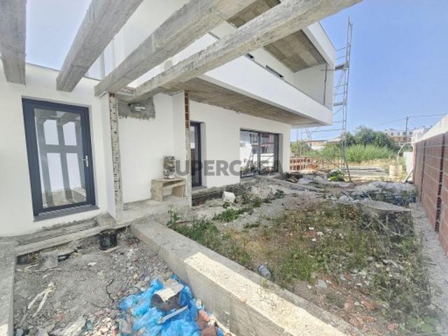 Moradia T4 em fase de construção, situada no Bairro Casal São Sebastião, em Famões
