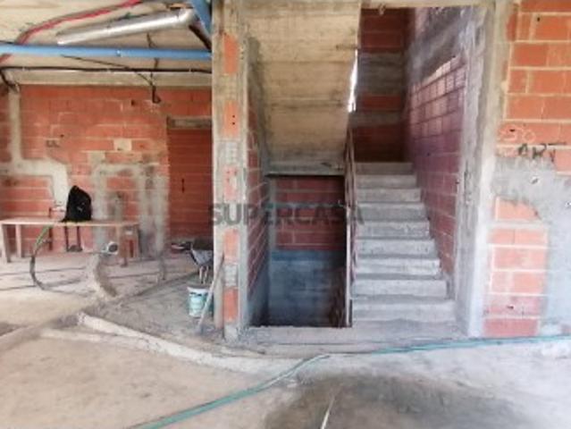 Moradia T4 em fase de construção, situada no Bairro Casal São Sebastião, em Famões