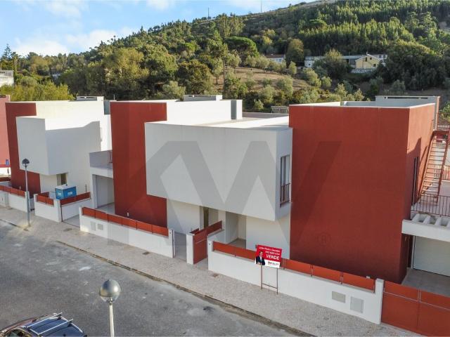 Moradia Geminada T4 em Cabeço de Montachique Lousa, Loures