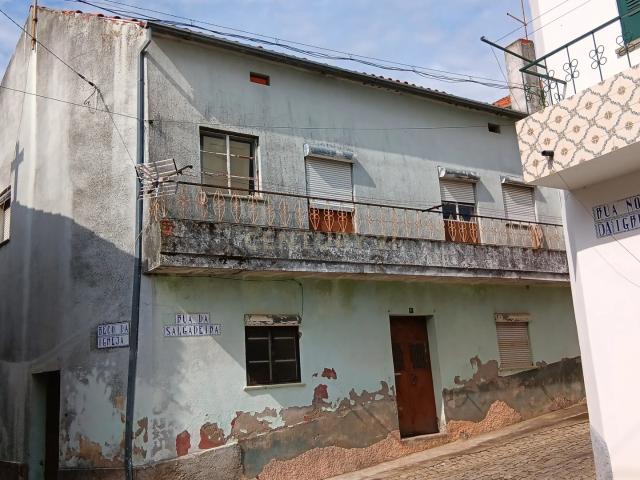 Moradia T4 em fase de restauro Salvador