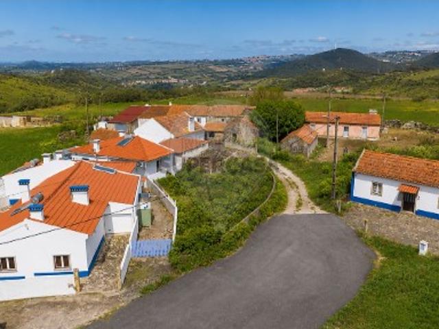 Moradia T4 em Igreja Nova e Cheleiros