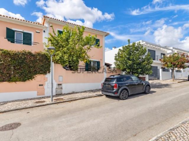Moradia T4 em Padeiras, Setúbal Luminosidade e um grande potencial