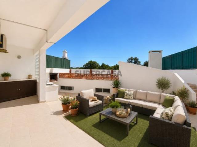 Moradia T4 em Palhais com garagem e logradouro