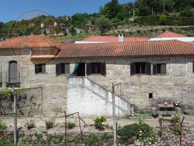 Moradia T4, em pedra, com terreno de 2.366 m² e Espigueiro datado de 1933 Cerva, Ribeira de Pena