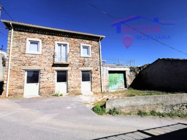 Moradia T4 em pedra, recentemente remodelada, próxima da Pampilhosa da Serra