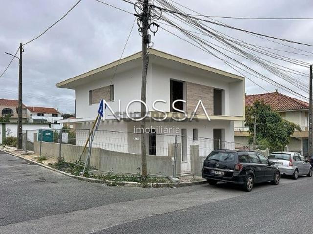 Moradia T4 em Pontinha e Famões
