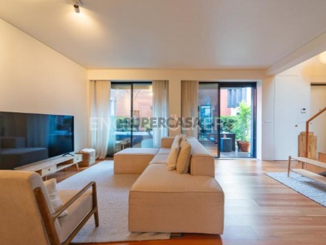 Moradia T4 em prestigiado condominio privado