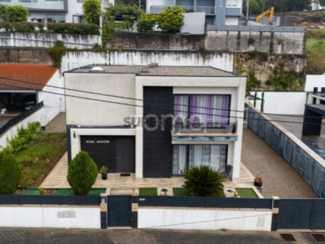 Moradia T4 em Quinchães