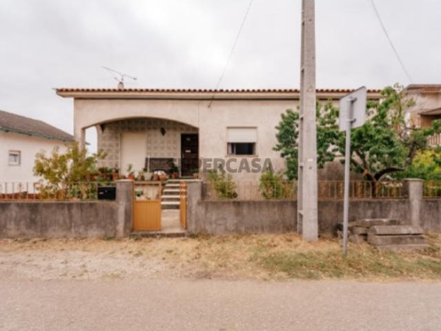 Moradia T4 em Rocha Nova