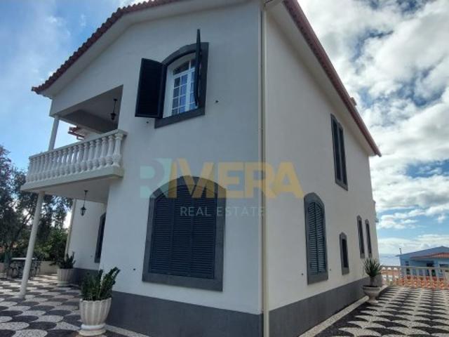 Moradia T4 em Santa Maria Maior