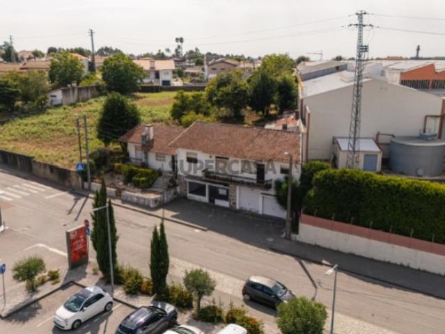 Moradia T4, em Santa Maria de Lamas