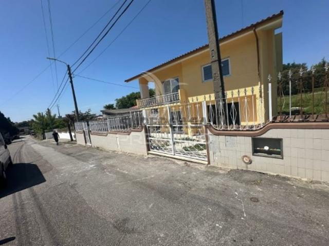 Moradia T4 em Santa Maria de Lamas