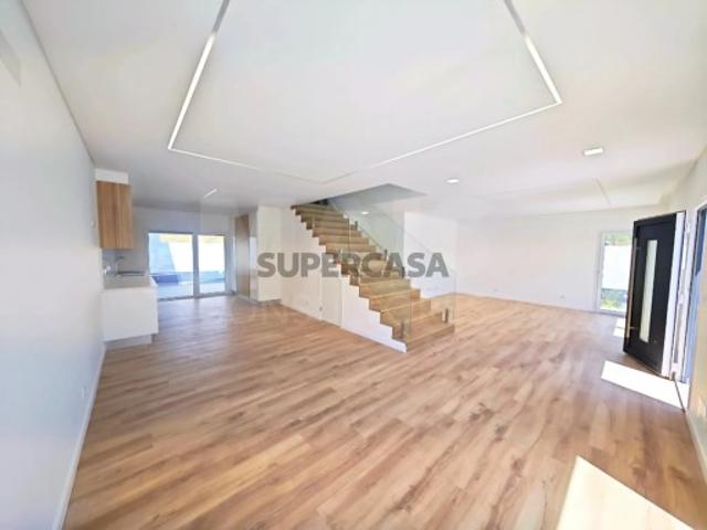 Moradia T4 em Santa Bárbara