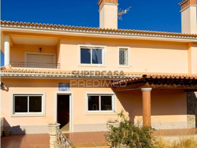 Moradia T4 em Faro Sé e São Pedro