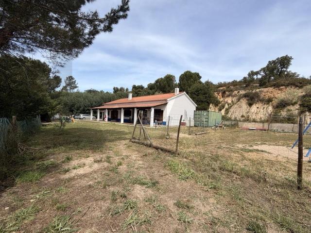 Moradia T4 em terreno com 27.000 m2