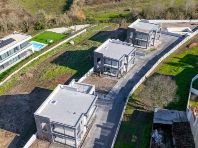 Moradia Ecológica de 4 Quartos com Terraço na Cobertura e Jardim | Casa Pronta a Habitar | Costa de Prata, Portugal