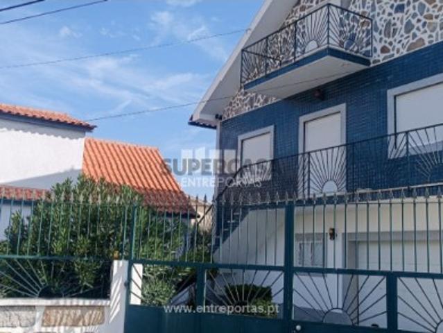 Moradia T4 em Vila de Punhe