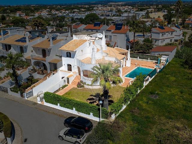 Moradia T4 em zona calma e previligiada para venda! 180m² Quarteira