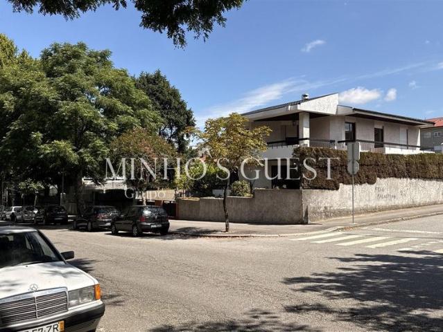 Moradia T4 + Escritório c/ Garagem pronta habitar Braga Centro