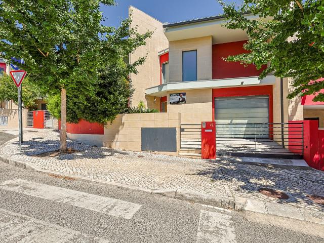 Moradia T4 + Escritório, com Terraço, Jardim e Vista Panorâmica | Vale de Figueira – São João da Talha
