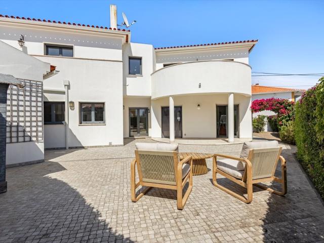 Moradia T4 Espaçosa a Apenas 5 Minutos da Praia de Santa Cru. 252m² Silveira