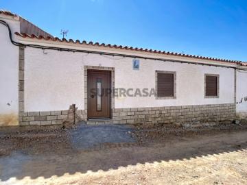 Moradia T4, espaçosa à venda em Safara Concelho de Moura.