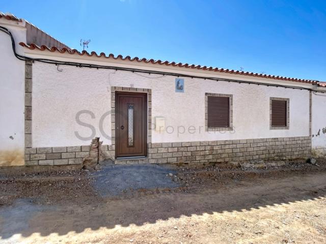 Moradia T4, espaçosa à venda em Safara Concelho de Moura.