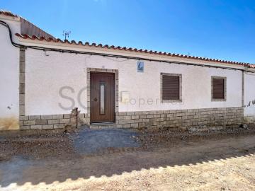 Moradia T4, espaçosa à venda em Safara Concelho de Moura.