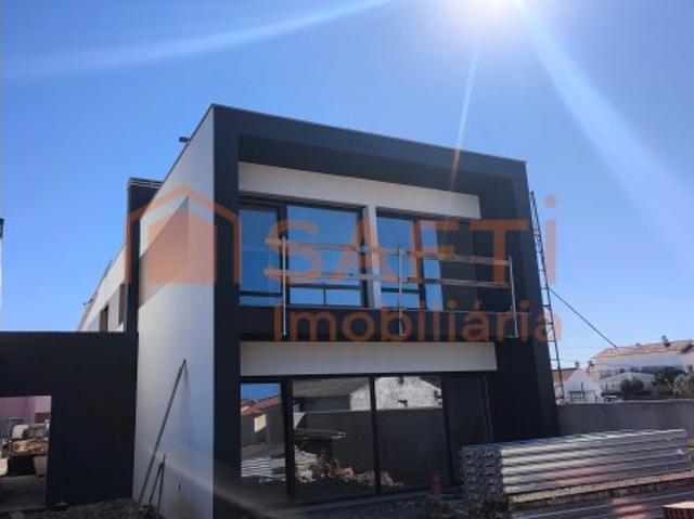 Moradia T4 espaçosa com muita luz natural a 5 minutos das praias Santa Cruz