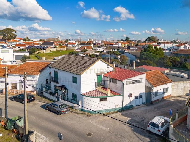 Moradia T4 Espaçosa e Versátil perto do Centro da Marinha Grande