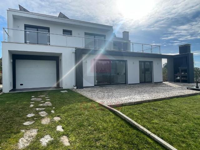Moradia T4 estilo contemporâneo com piscina no Nadadouro 190m² Nadadouro