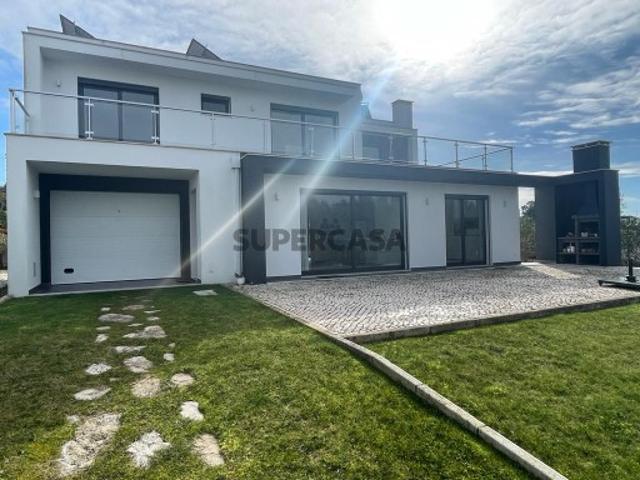 Moradia T4 estilo contemporâneo com piscina no Nadadouro