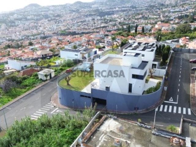 Moradia T4 Estilo Moderno no Funchal Quinta do Faial