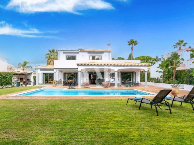 Moradia T4 Frente Golfe em Vilamoura com Piscina e Jardim Privado